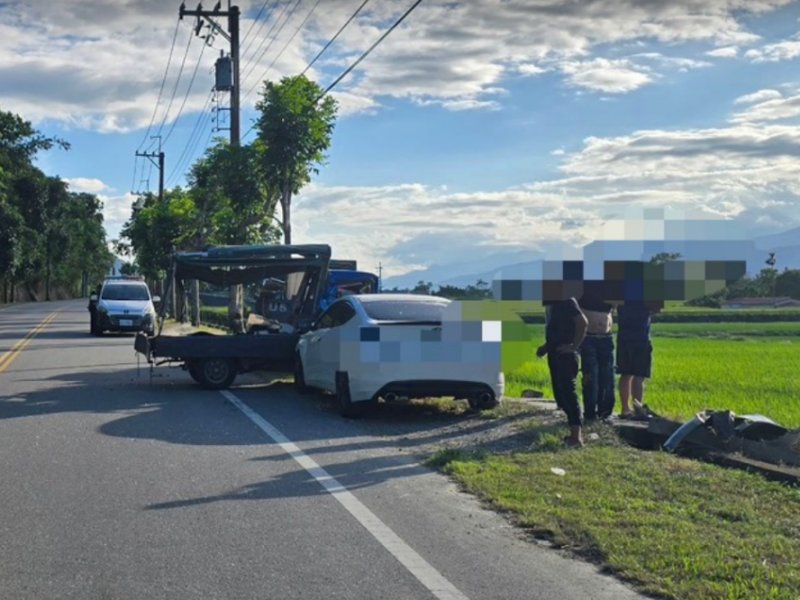 連撞2小貨車 波及行人及空拍機 ! 朱男駕駛小客車衝出路外  2人受傷送醫